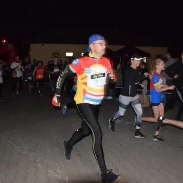 Nocne bieganie po placu targowym 