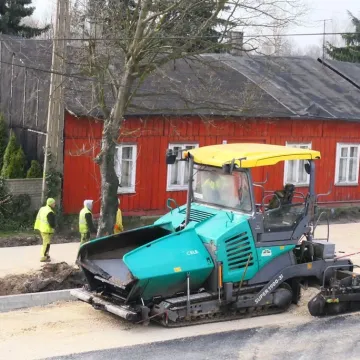 Na ul. Piłsudskiego w Radomsku leją już asfalt