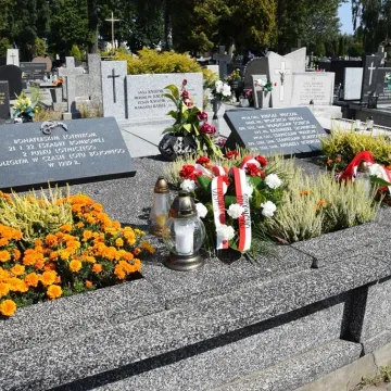 Kwiaty i zaduma w 86. rocznicę wybuchu wojny