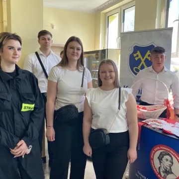 Foto budka, pokazy, poznawanie szkoły. Dzień  Otwarty w ZSP w Kamieńsku