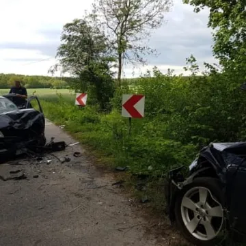 Czołowe zderzenie aut w Rędzinach