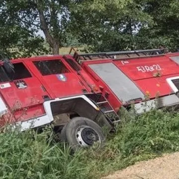 Wóz strażacki w rowie. Strażacy jechali gasić pożar ścierniska