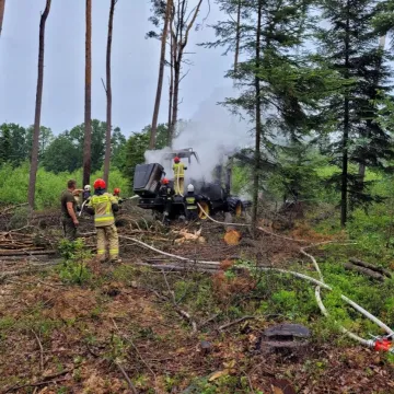 Maszyna leśna stanęła w płomieniach