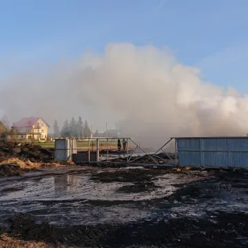 Brudzice: spłonęły baloty słomy i opony