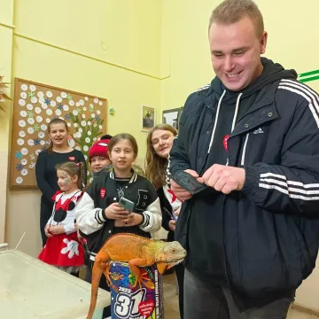 WOŚP 2023: W Gomunicach kwestuje m.in. wąż oraz legwan Stefan