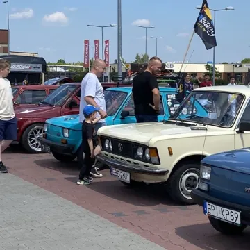Klasyki zaparkowały w Radomsku. Trwa Auto-Moto Weteran 5