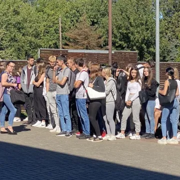 Ewakuacja ZSP 1 w Radomsku. Był pożar, strzały i osoby ranne