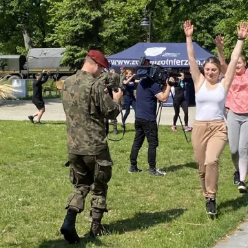 Żołnierze uczą w Radomsku kobiety podstaw samoobrony