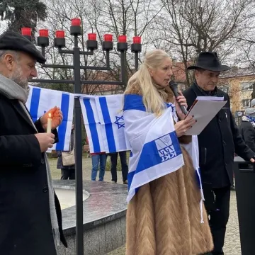 Chanuka w Radomsku. Było odpalenie świec, śpiew i pączki