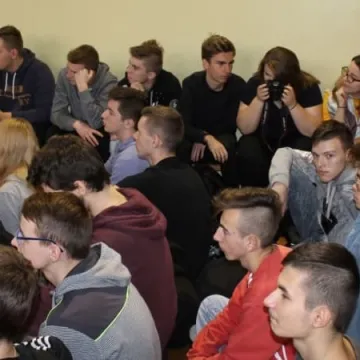 Mówca Łukasz Krasoń motywował uczniów Elektryka