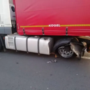 Wypadek w okolicach Kamieńska. 2 osoby trafiły do szpitala