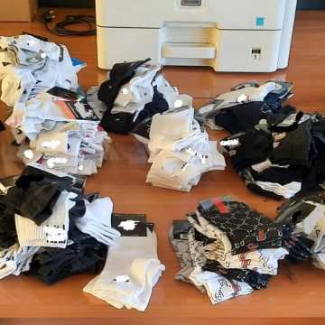 Obywatelka Bułgarii chciała sprzedać na targowisku w Radomsku podrobioną odzież i perfumy znanych marek