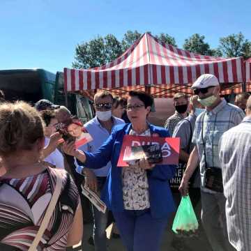Przedwyborcza niedziela na targowisku w Radomsku