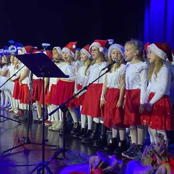 Integracyjno-charytatywny koncert świąteczny w MDK w Radomsku