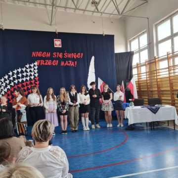 Społeczność szkolna z ZSP w Dobryszycach uczciła Narodowe Święto Trzeciego Maja