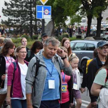 Podróż wiary. Pielgrzymi z Radomska w drodze na Jasną Górę