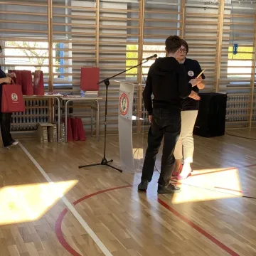 Foto budka, pokazy, poznawanie szkoły. Dzień  Otwarty w ZSP w Kamieńsku