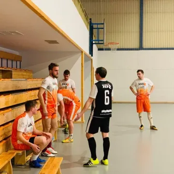 Remis w meczu na szczycie radomszczańskiej halówki