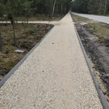 Postęp prac przy budowie tężni solankowych i ścieżek na Wrzoskach w Kamieńsku