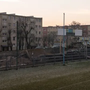 Wyburzanie trybuny na stadionie RKS Radomsko