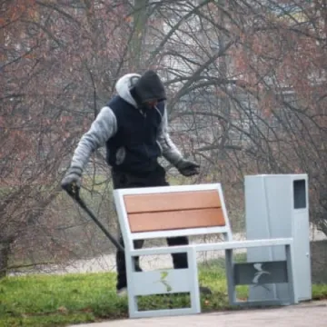 Nowe ławki i kosze w Parku Solidarności