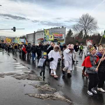 [WIDEO] Orszak Trzech Króli 2025 w Radomsku. „Kłaniajcie się królowie!”