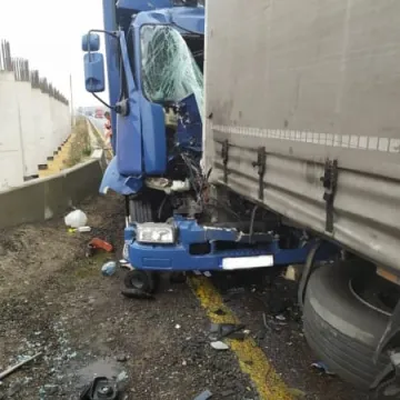 Kolizja dwóch aut ciężarowych na krajowej jedynce