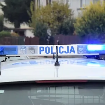 Samochód stoczył się i wjechał w aptekę