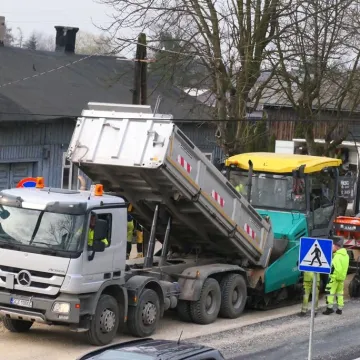 Na ul. Piłsudskiego w Radomsku leją już asfalt
