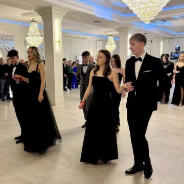 Odliczanie do matury rozpoczęło się eleganckim balem w LO Przedborzu