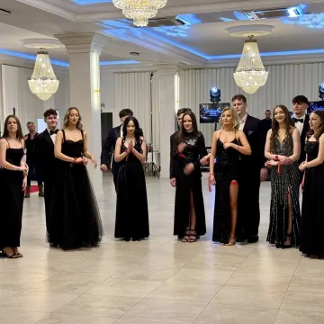 Odliczanie do matury rozpoczęło się eleganckim balem w LO Przedborzu