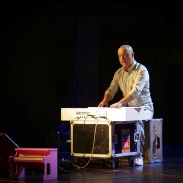 Czesław Mozil na scenie MDK w Radomsku