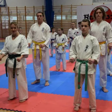 Karatecy na tatami na turnieju w Radomsku