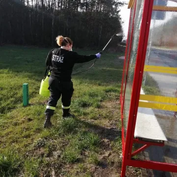 OSP Kamieńsk dezynfekuje przystanki