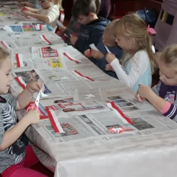 Przedszkolaki poznają niepodległość