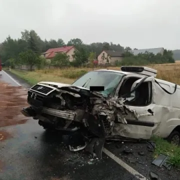 Kolizja osobówki z ciężarówką na DK42