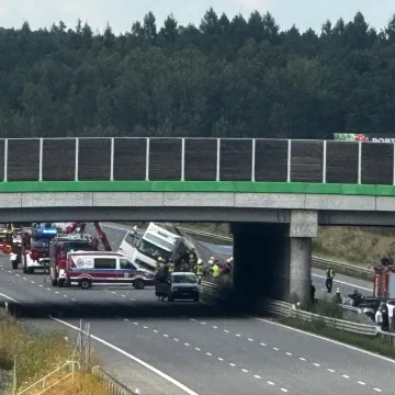 Przewrócona ciężarówka na A1 przygniotła auto osobowe. W środku małe dziecko