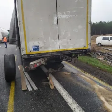 Kolizja dwóch aut ciężarowych na krajowej jedynce