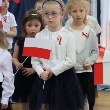 Na nowym maszcie PP4 w Radomsku powiewa już biało-czerwona flaga