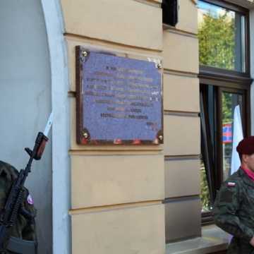 Odsłonięcie tablicy poświęconej żołnierzom KWP