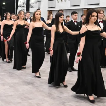 Polonez i odliczanie do matury. Studniówka ZSE w Radomsku