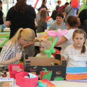 Barwny korowód z okazji Dnia Dziecka