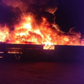 Brudzice: spłonęły baloty słomy i opony