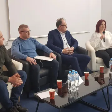 W Radomsku debatowano nad przyszłością starego basenu