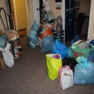 Studenci seniorzy pomagają potrzebującym