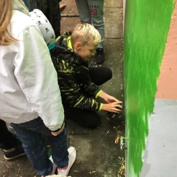 Malowanie muralu w bibliotece rozpoczęte