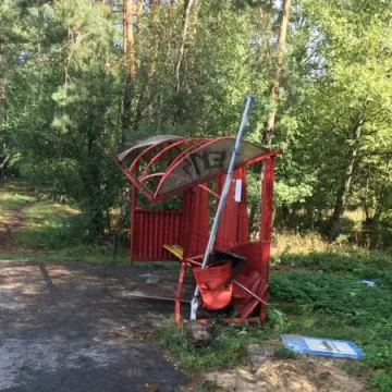 Pijany kierowca wjechał w przystanek