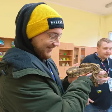 WOŚP 2023: W Gomunicach kwestuje m.in. wąż oraz legwan Stefan