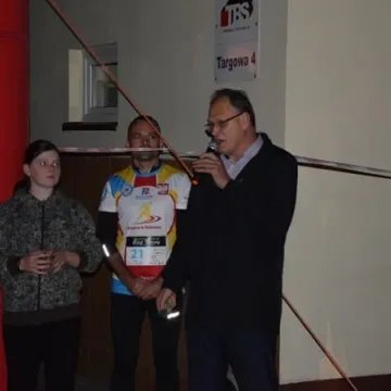 Nocne bieganie po placu targowym 