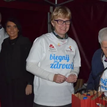 Nocne bieganie po placu targowym 